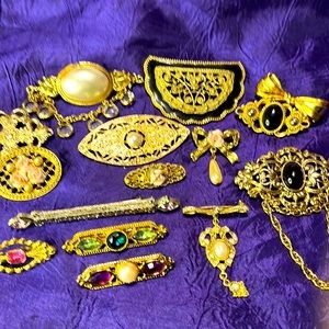 Multi  bundles of 1928 brooches